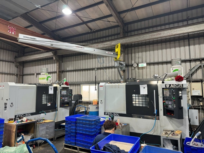 懸浮吊臂，用於 CNC 機台吊掛模具與胚料