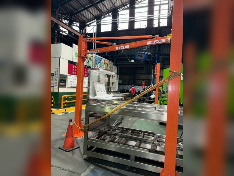 5T軌道旋臂吊車搭配小型200kg吊車