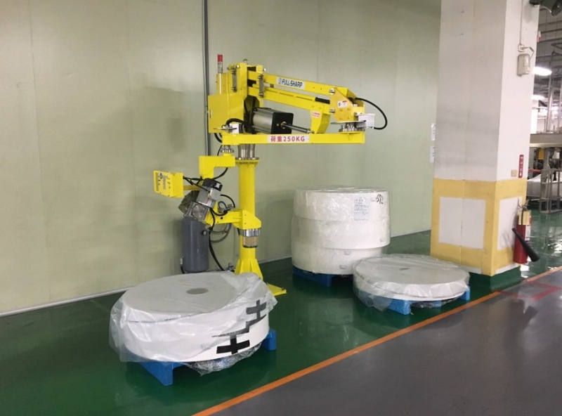 氣動省力臂捲料吊掛含轉料馬達，額定荷重250 kg