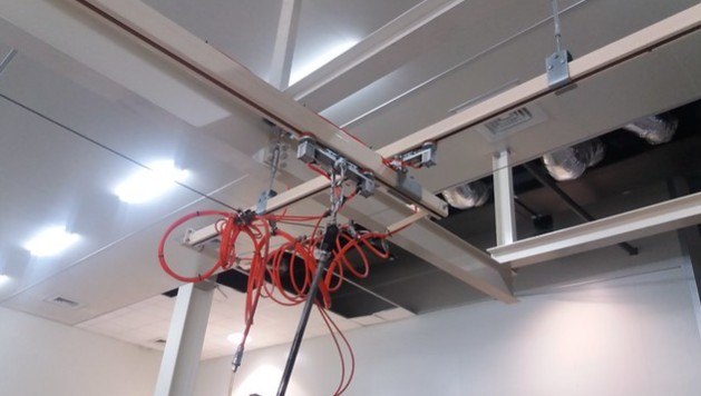 5T鋼軌吊掛系統，搭配升降氣缸與機械夾具