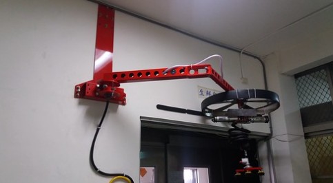 Lifts All關節式旋臂搭配吸盤吸取紙箱
