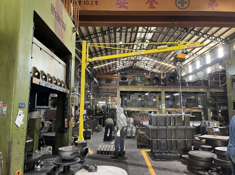 5T鋼軌旋臂搭配Black Bear 250 kg電動吊車