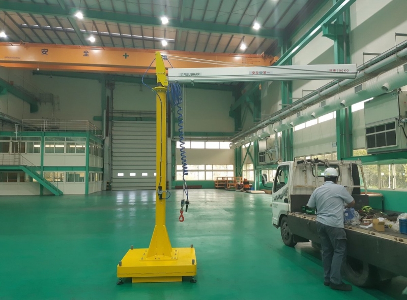 移動底座懸浮吊臂用於航太零件加工廠