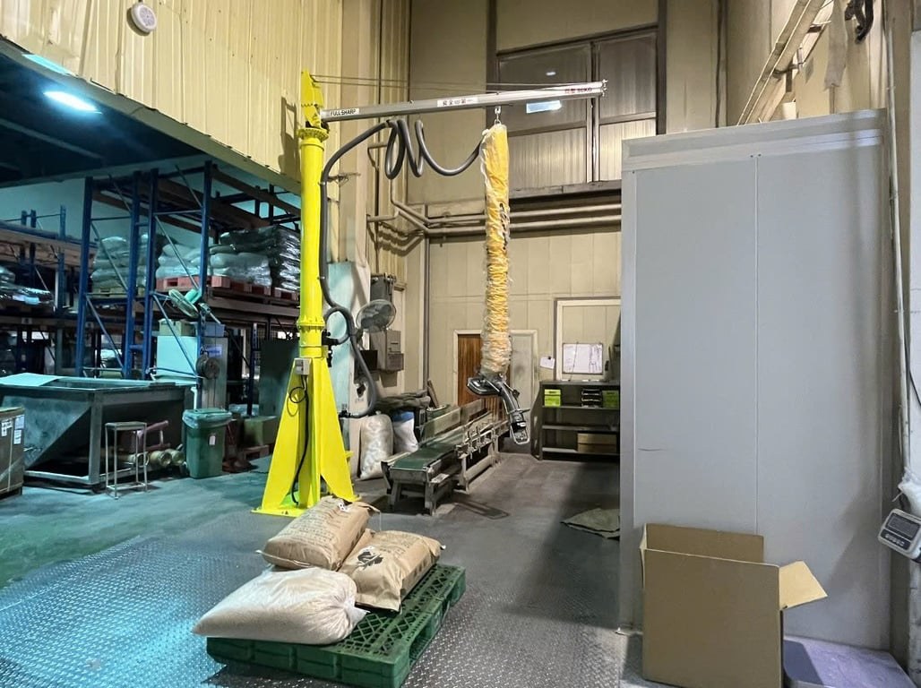 產線袋裝物料搬運解決方案：25–50 kg 吸袋與夾袋省力設備