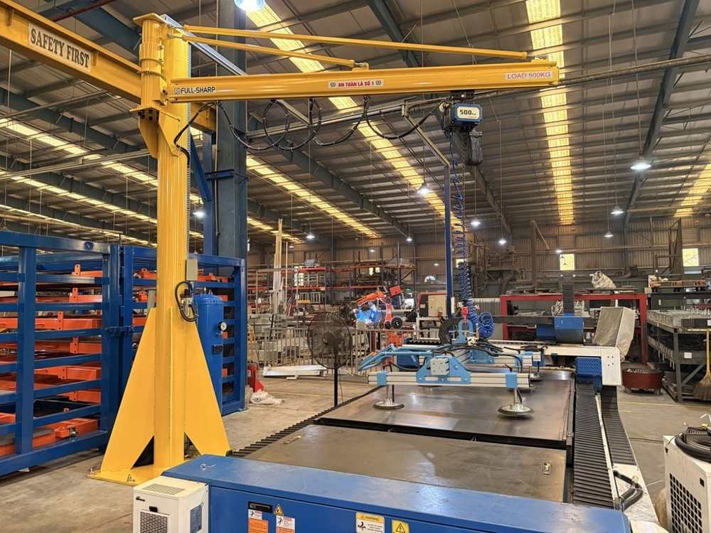 以真空吸盤將鋼板、金屬板送上 CNC 切割機的上料方案